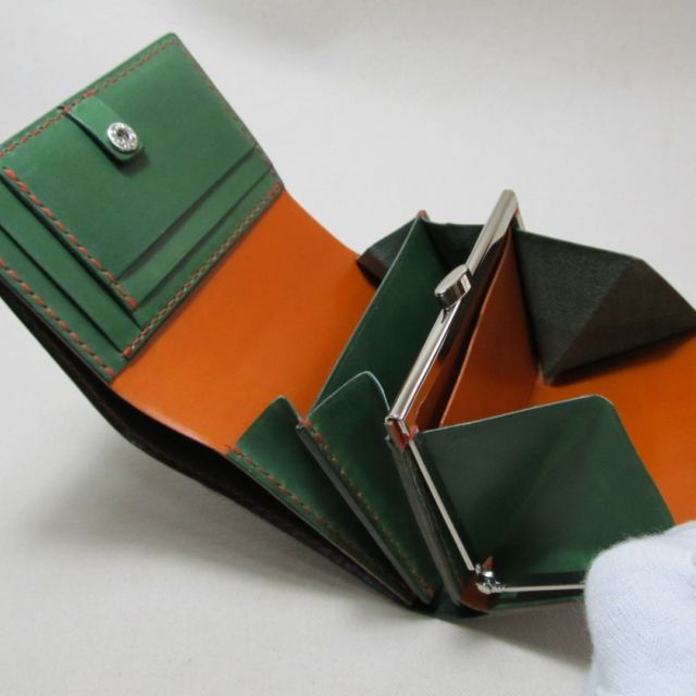 緑とオレンジの地球に優しそうながまぐちのお財布ができました。
https://nauts.jp/jabarawallet-2/
#ウォレット
#財布
#革製品
#オーダーメイド
#レザークラフト
#革小物